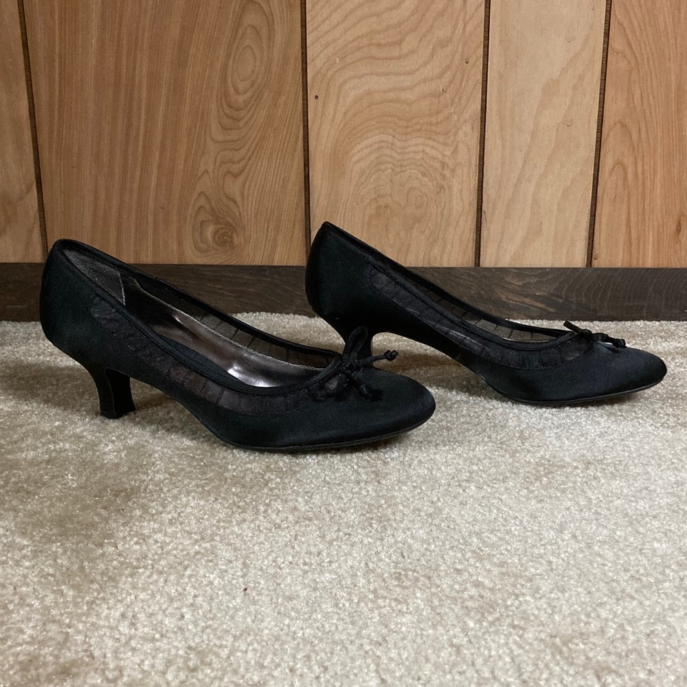 Cute black Mootsies Tootsies low heels